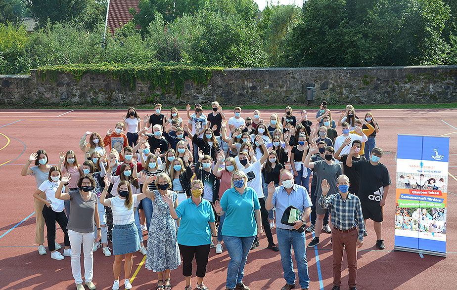 vorne von links: Birgit Anders, Katrin Möbus, Gisela Schneidwind („sozialgenial“-Betreuerinnen), Mona Uchtmann-Haubrich & Alexandra Haupt (FaFritz e.V.), Andreas Grede (AGA Nordhessen e.V. ) und Rolf Schildt (Kinderhilfswerk Global Care Fritzlar) und SchülerInnen des Jahrgangs 10G